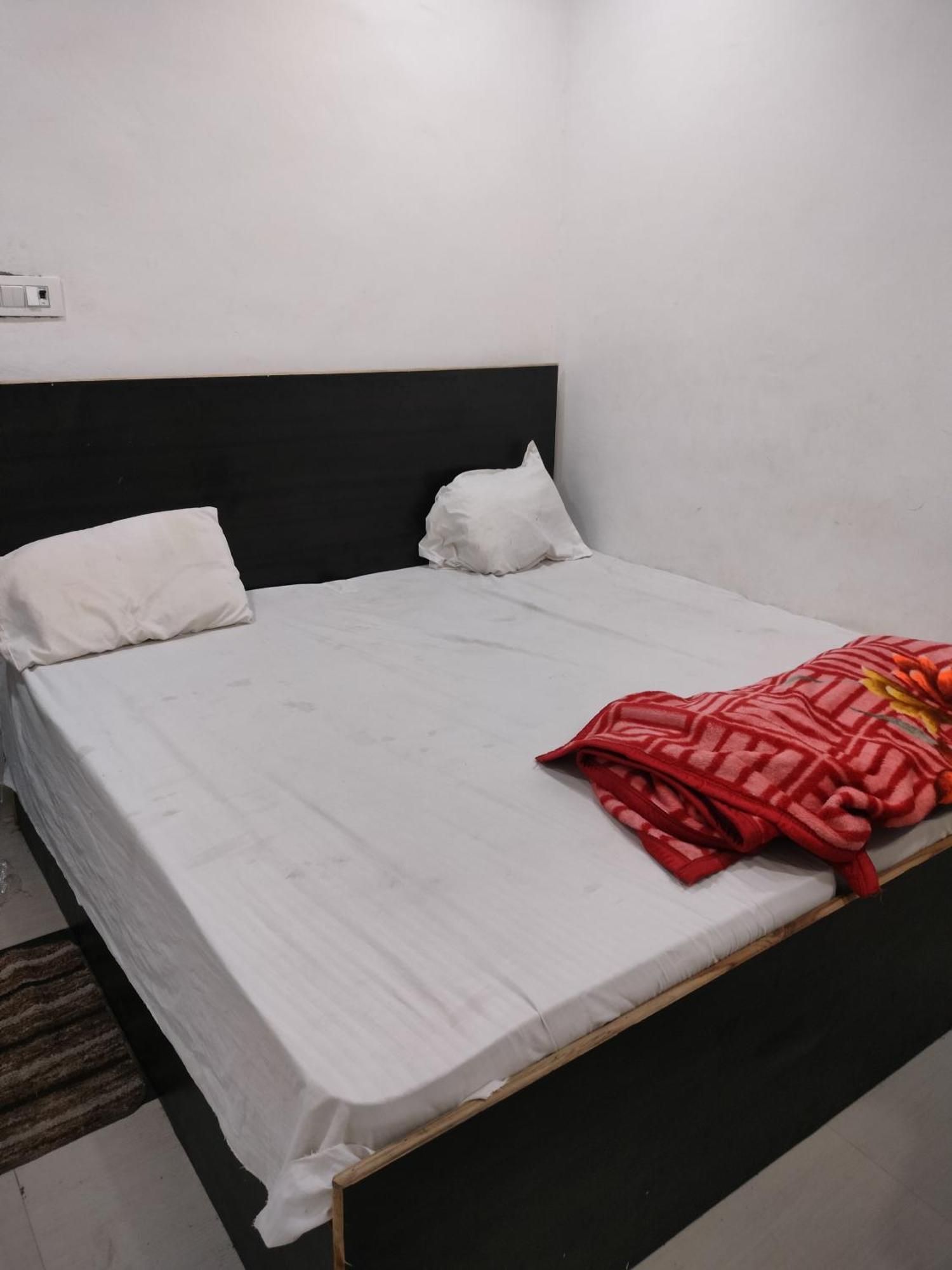 R G Sewa Sadan Hotel Mathura Buitenkant foto