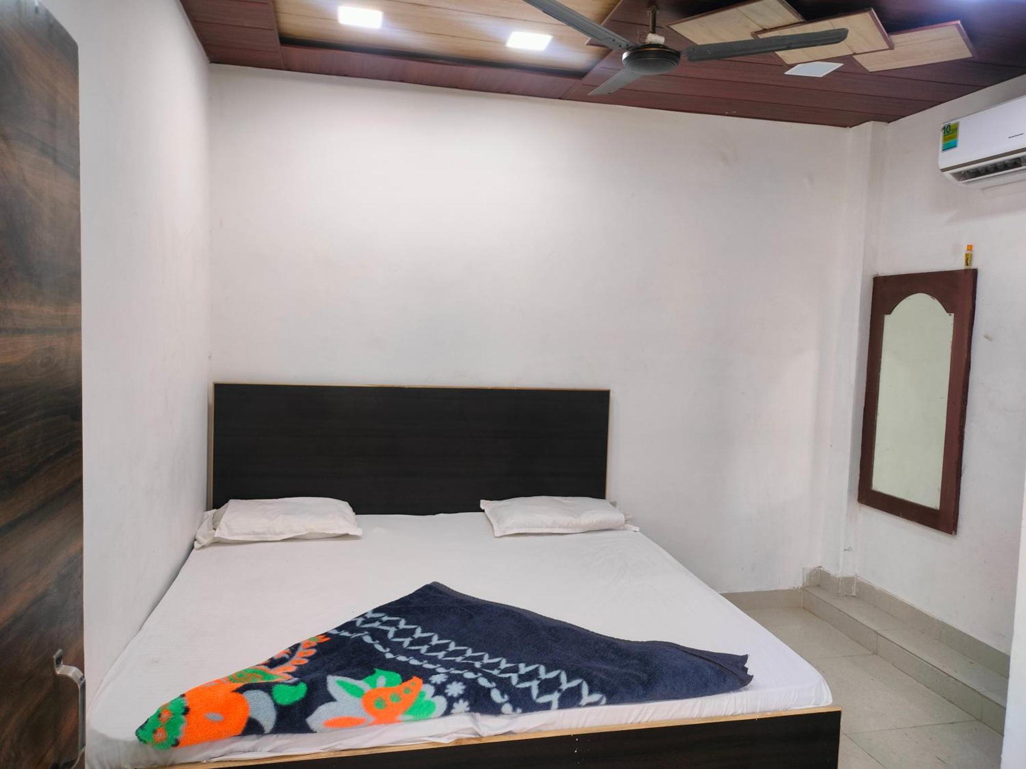 R G Sewa Sadan Hotel Mathura Buitenkant foto